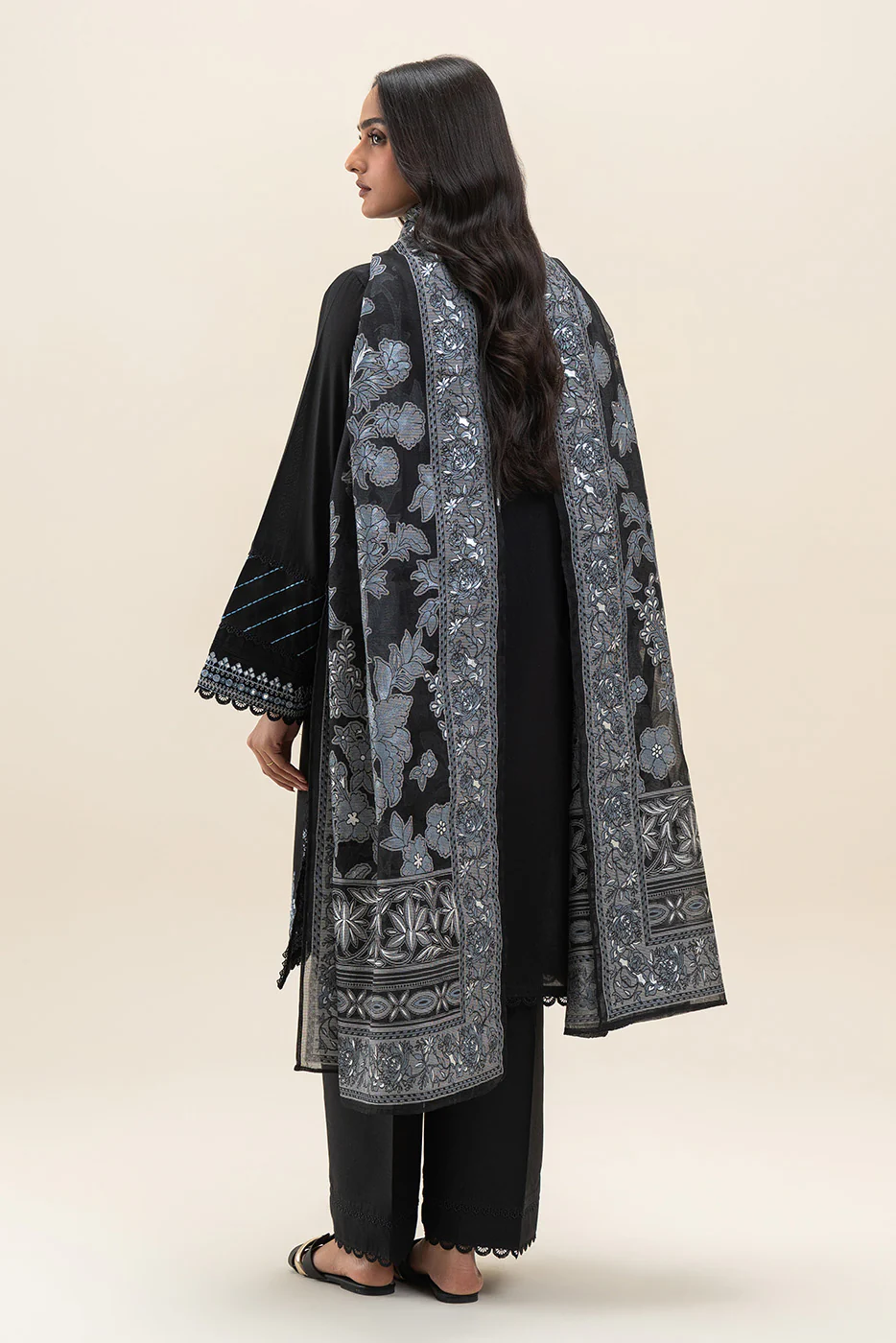 3 PIECE EMBROIDERED LAWN SUIT-RAVEN GRACE - Image 5
