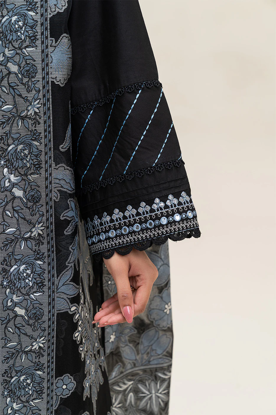 3 PIECE EMBROIDERED LAWN SUIT-RAVEN GRACE - Image 3